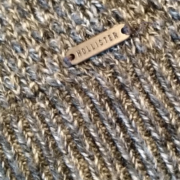 Hollister cold shoulder sweater - Picture 4 of 7